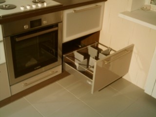 Система перегородок на рейлингах фирмы Hettich позволяет оптимально управлять площадью ящика,препятствуя соприкосновению посуды.