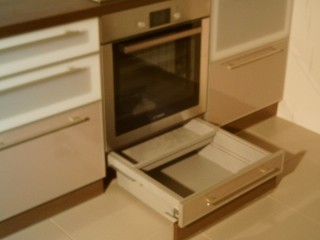Двухярусный ящик под духовым шкафом позволяет хранить сковороды,противни,решетки,а также различную кухонную утварь.